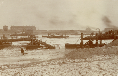 606539 Gezicht op de door ijsgang beschadigde schipbrug tussen Vianen en Vreeswijk.